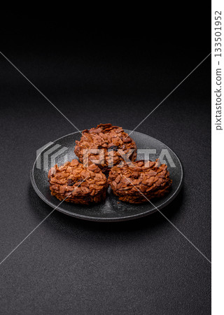Chocolate chip cookies with caramelized nuts, a healthy sweet snack. Nut cookies 133501952