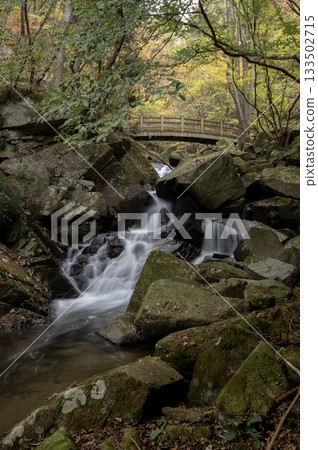 The waterfall and autumn leaves of Takikawa Valley in late autumn 133502715