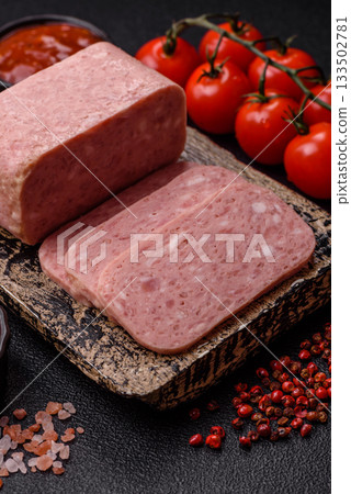 Spiced ham slices, canned meat for lunch sandwiches. Spiced ham as a food background 133502781
