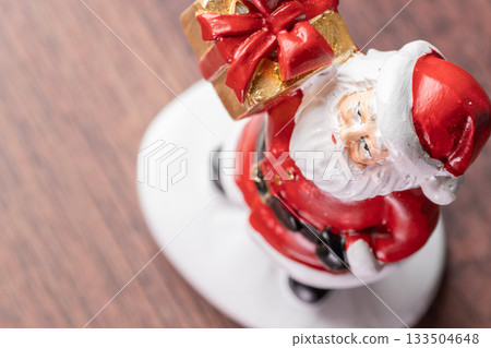 Product photo of a Santa figurine holding a gift 133504648
