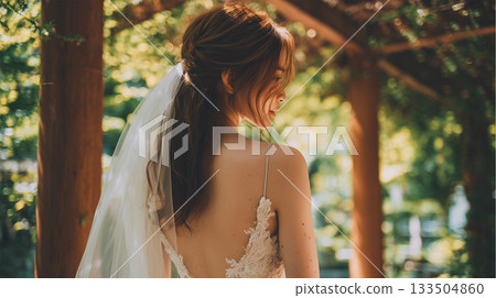 一位女士戴著面紗,展示她的新娘造型。 一位女士戴著面紗,展示她的新娘造型。 133504860