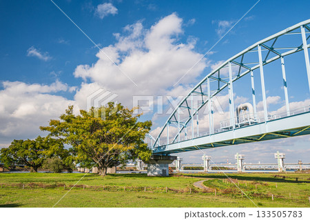 Aqueduct bridge passing through the Nagara area of Yodogawa River Park, Osaka City 133505783