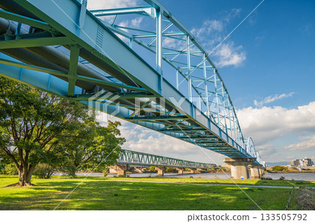 大阪市淀川公園長良地區，渡槽橋和阪急千里線穿過該地區 133505792