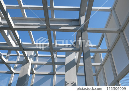 White Steel beam construction with blue sky White Steel beam construction with blue sky 133506009