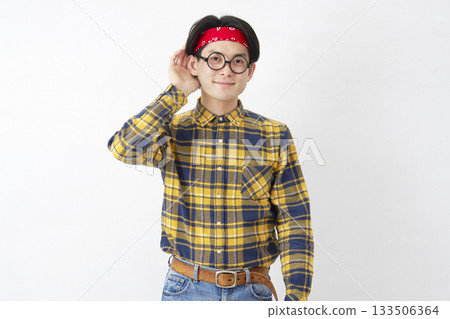 秋葉原風格的男人用手摀住耳朵聆聽，白色背景 133506364