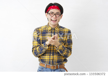 秋葉原風格的男性在白色背景上鼓掌 133506372