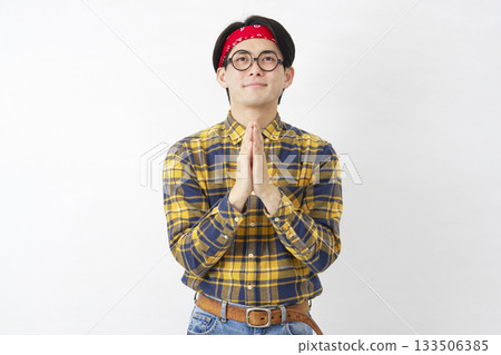 秋葉原風格的男子在白色背景上雙手合十祈禱 133506385