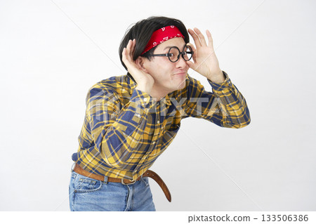 秋葉原風格的男人用手摀住耳朵聆聽，白色背景 133506386