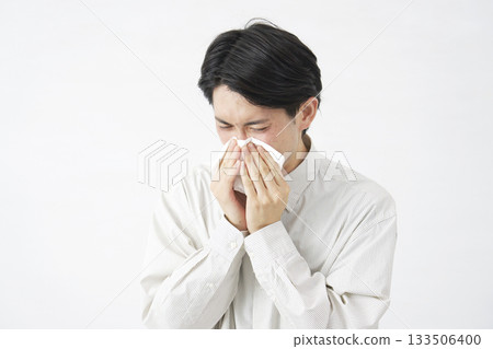 白色背景擤鼻涕的男人 133506400