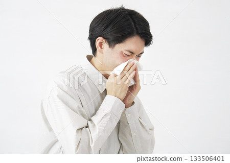 白色背景擤鼻涕的男人 133506401