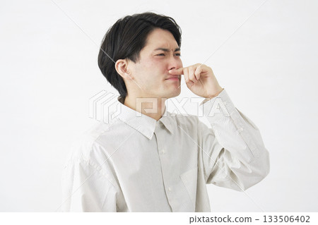 男性鼻炎白色背景 133506402
