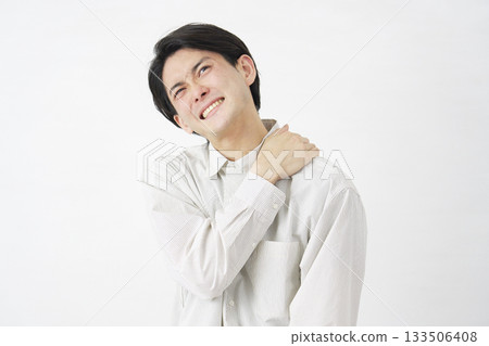 男性僵硬的肩白色背景 133506408