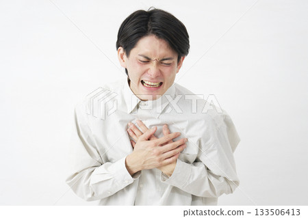 男人心痛白色背景 133506413