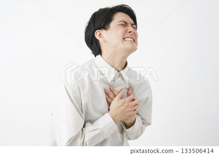 男人心痛白色背景 133506414