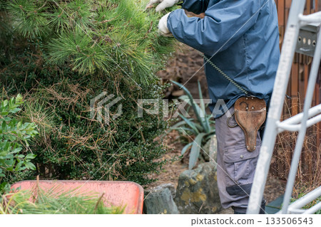 修剪 園丁 男人 133506543