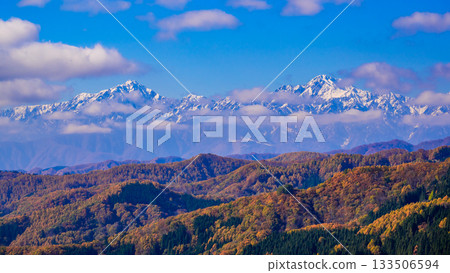 從長野市木梨縣太保峠眺望後立山山脈的皚皚雪峰 133506594