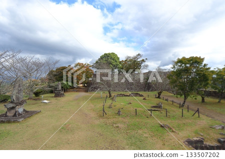 從岡城三之丸眺望本丸和五山海櫓遺址（大分縣竹田市） 133507202