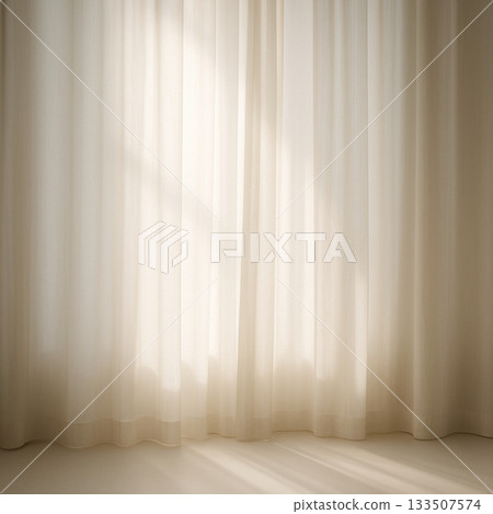 清晨柔和的陽光透過白色窗簾灑入眼簾。 133507574