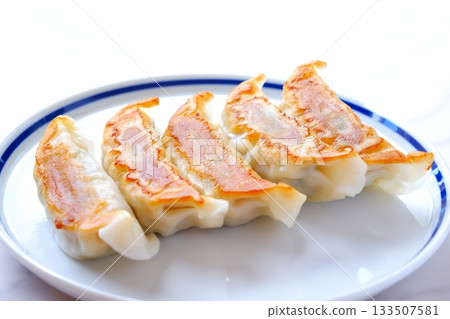 煎餃——外皮酥脆，內皮多汁，色澤金黃，味道鮮美。 133507581