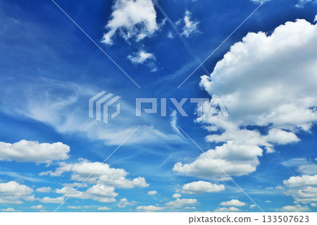 秋天天空和雲彩 133507623