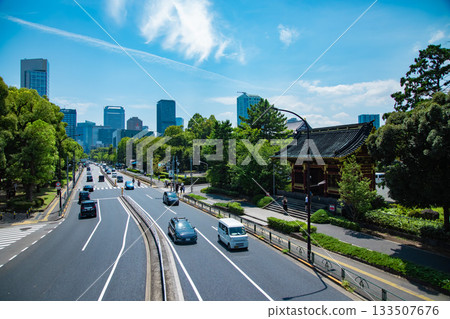 Traffic on Hibiya Street around Zojoji Temple [Urban Image] 133507676