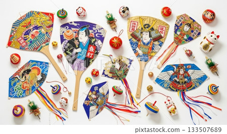 一張明亮多彩的背景圖片，上面隨機擺放著新年物品，例如火炬、風箏和西洋棋棋子，背景為白色。 133507689