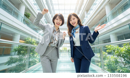 兩位面帶笑容、神采奕奕的女性，背景是開闊的空間。 133508196