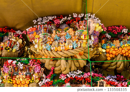 東京，大國玉神社，大鷲神社年度祭，鳥之市，神社入口處的耙子攤販 133508335