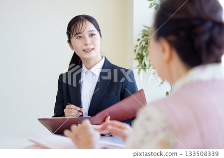 安寧療護計畫：一位女士為一位老年女性提供諮詢 133508339