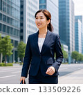 都市漫步的女商人 133509226