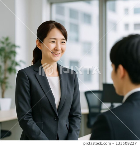 女商人向同事問好 133509227