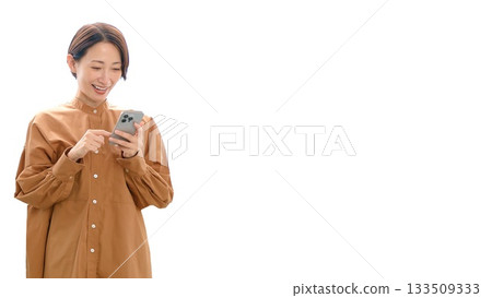 摳圖文字 - 手機拍攝的女性影像(中等大小) 摳圖文字 - 手機拍攝的女性影像(中等大小) 133509333