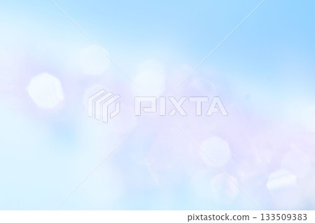 柔和閃亮的背景,帶有淺藍色的模糊漸變效果 柔和閃亮的背景,帶有淺藍色的模糊漸變效果 133509383