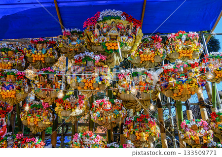 東京，大國玉神社，大鷲神社年度祭，鳥之市，神社入口處的耙子攤販 133509771