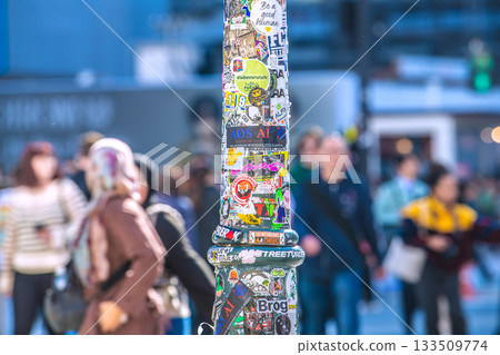 日本已經開始清除東京城市景觀貼紙(後方正在施工)…但看起來這邊(澀谷)的貼紙並沒有被清除… 日本已經開始清除東京城市景觀貼紙(後方正在施工)…但看起來這邊(澀谷)的貼紙並沒有被清除… 133509774