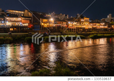 "Kyoto Prefecture" Night view of Kamogawa, the streets of Kyoto 133510637