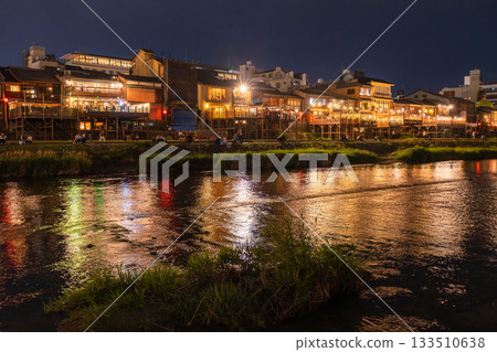 "Kyoto Prefecture" Night view of Kamogawa, the streets of Kyoto 133510638
