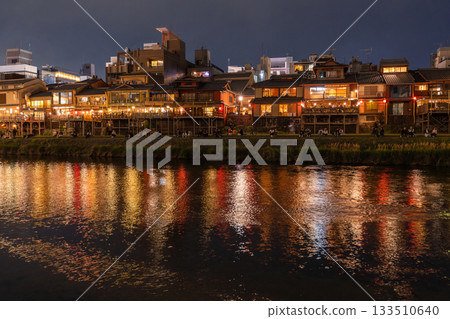 "Kyoto Prefecture" Night view of Kamogawa, the streets of Kyoto "Kyoto Prefecture" Night view of Kamogawa, the streets of Kyoto 133510640
