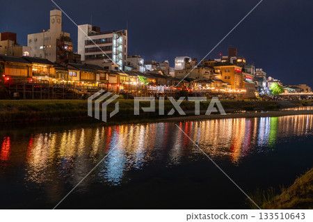 "Kyoto Prefecture" Night view of Kamogawa, the streets of Kyoto "Kyoto Prefecture" Night view of Kamogawa, the streets of Kyoto 133510643
