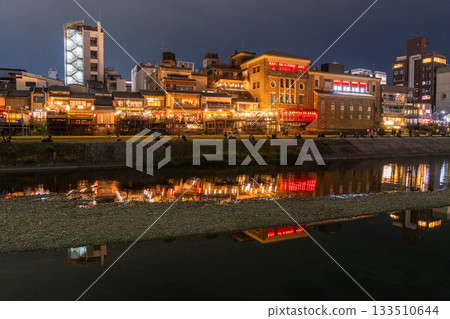 "Kyoto Prefecture" Night view of Kamogawa, the streets of Kyoto "Kyoto Prefecture" Night view of Kamogawa, the streets of Kyoto 133510644