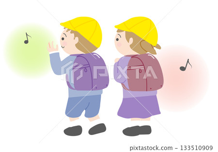 一年級的小學生背著書包，看起來很興奮。 133510909