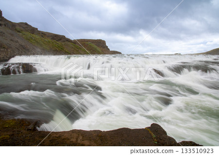 黃金瀑布（Gullfoss）意為“金色瀑布”，發源於北歐島國冰島的惠塔河（Hvítaá River）。 133510923