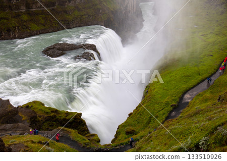 黃金瀑布(Gullfoss)意為“金色瀑布”,發源於北歐島國冰島的惠塔河(Hvítaá River)。 黃金瀑布(Gullfoss)意為“金色瀑布”,發源於北歐島國冰島的惠塔河(Hvítaá River)。 133510926