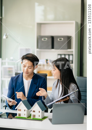 Real estate broker agent presenting and consult to customer to decision making sign insurance form agreement, home model, Real estate broker agent presenting and consult to customer to decision making sign insurance form agreement, home model, 133511108