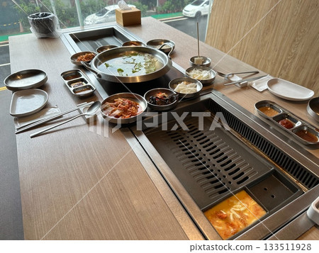 韓式烤肉餐桌擺設及小菜 133511928