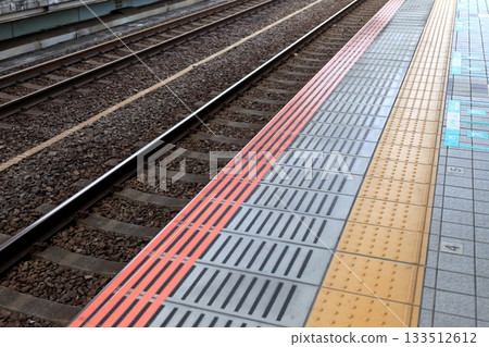 車站月台邊緣的圖片 133512612