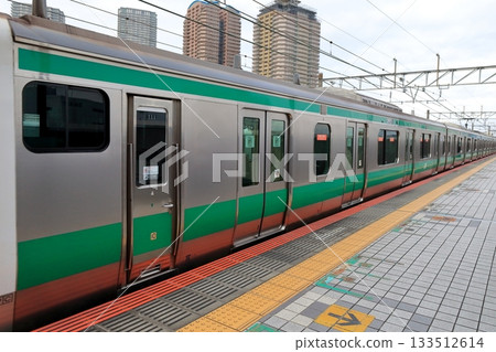 車站月台邊緣的圖片 133512614