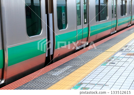 車站月台邊緣的圖片 133512615