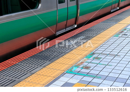 車站月台邊緣的圖片 133512616