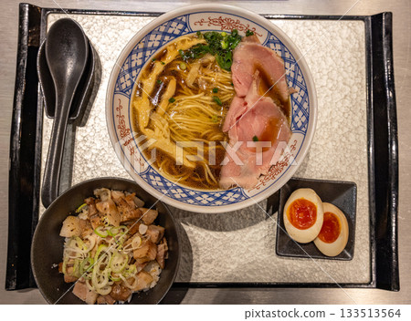 醬油拉麵和豬肉飯 醬油拉麵和豬肉飯 133513564